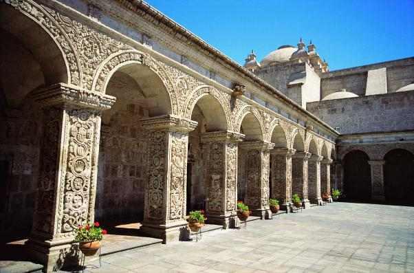 Im Kloster San rancisco steigen Sie in die Katakomben hinab und im Museum Larco Herrera bestaunen Sie die Sammlung präkolumbianischer Artefakte. 3.