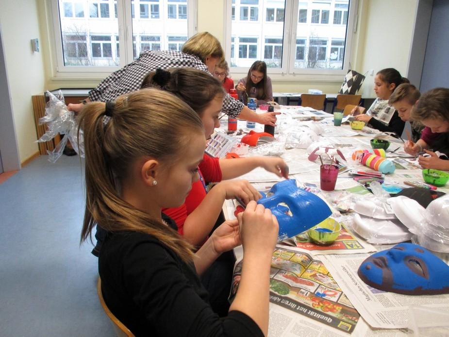 FGTS - Nachmittagsbetreuung am SGS Gestaltung von Masken im Rahmen der Betreuung Im Anschluss an den Unterricht Schüler/-innen nehmen ihr Mittagessen in unserer Cafeteria ein