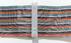 1.4 Kabelhalter für Flachbandkabel Zubehör für Flachbandkabel 1 bis 25 Flachbandkabel können mit diesem System problemlos und sauber verlegt werden In der Höhe, beliebig auf die Anzahl der Kabel
