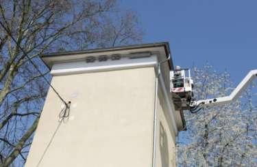 April 2017 montierten wir unter dem Dach dieses Trafo-Hauses in Nieder-Erlenbach 5