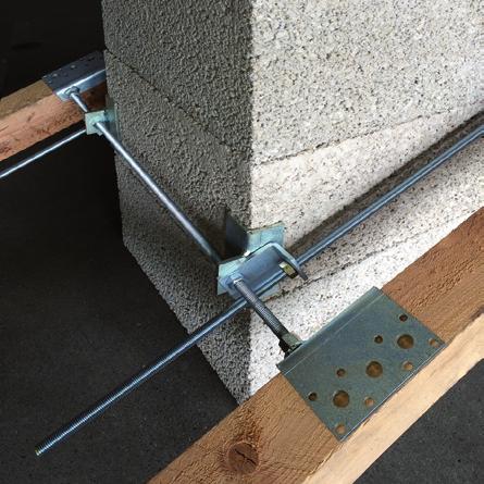 Schornsteinkopfhalter Anschluss von unten mit Deckendurchführungshülse Der Schornstein sollte grundsätzlich im Bereich des Dachdurchganges gesichert werden.