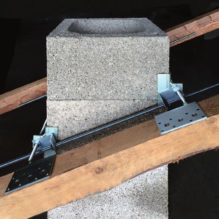 Besser ist es, den Schornstein im Bereich des Dachdurchganges mit einem Schornsteinkopfhalter zu sichern.