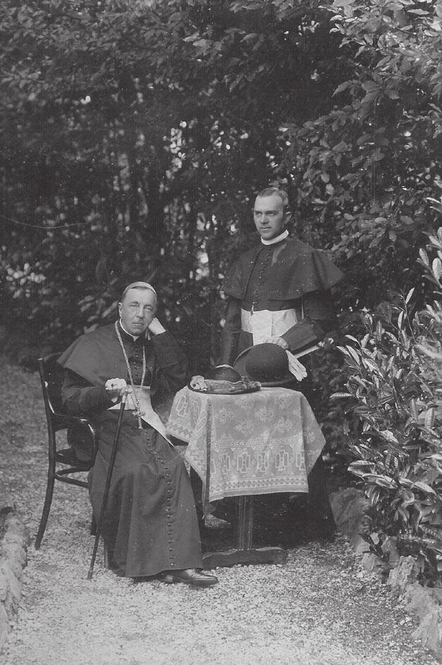Foto. 2 Episcopul Alexander Dessewffy de Csernek et Tarkeő, împreună cu secretarul său, Augustin Pacha, la Abbazia, în 1903.
