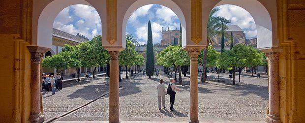 1002 Andalusische Nächte Land der wilden Stiere und heißen Flamenco-Rhythmen Córdoba, Mezquita Turismo de Córdoba Andalusien, das klingt nach heißem Flamenco und wutschnaubenden Stieren.