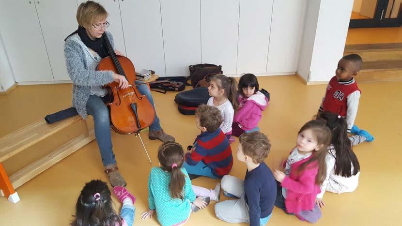 Kinder, die kaum Deutsch sprechen, können oft Lieder sehr schnell mitsingen. Sie nähern sich dadurch leichter der Sprache an.