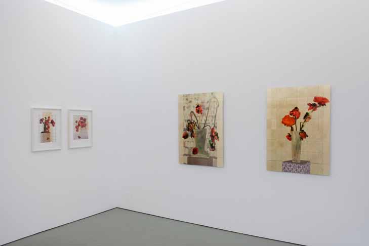 Ausstellungsansicht mit Tulipan 1 und 2 (links) sowie Mohn I