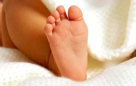Fersenblutentnahme bei Neugeborenen Was ist das Ziel der Fersenblutentnahme? In der ersten Woche nach der Geburt wird Ihrem Baby etwas Blut aus der Ferse entnommen.