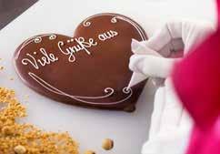 Sie erstellen gemeinsam mit Ihrem Liebsten / Ihrer Liebsten handgeschöpfte Confiserie-Schokoladen und verzieren diese anschließend nach Herzenslust. 25,00 inkl.