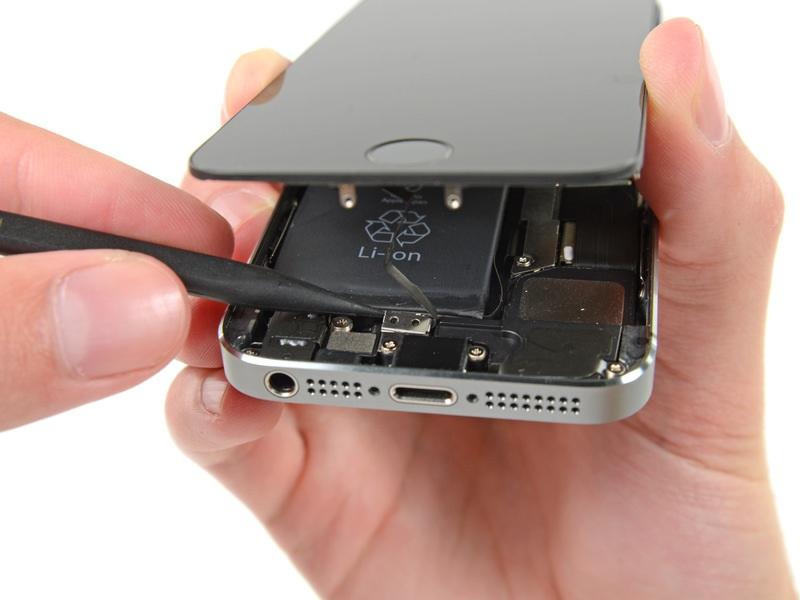 Schritt 9 Kabelabdeckung der Touch ID entfernen Öffne das Telefon weit genug, um die Metallklammer, die das Home Button Kabel bedeckt, offenzulegen.