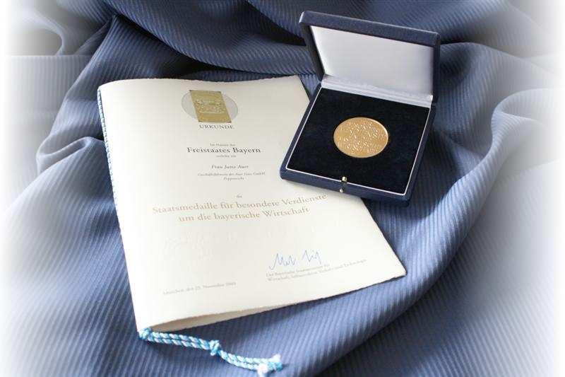 Im November 2009 wurden beide Gesellschafter mit der Bayerischen Staatsmedaille für besondere Verdienste um die bayerische Wirtschaft ausgezeichnet.