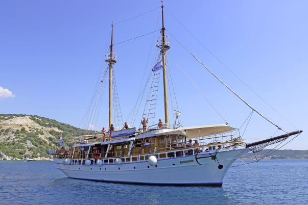 Ihr Schiff MS Poseidon Die Poseidon das ehemalige Flaggschiff der Firma Seeadler gehört zu den Pionieren der Kreuzfahrten auf klassischen Motorseglern.