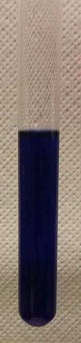 (w = 30 %), demineralisiertes Wasser, Tinte In ein Reagenzglas mit ca. 10 ml demineralisiertem Wasser werden einige Tropfen blaue Tinte gegeben. Abb.