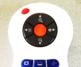 Den ELMO starten Sie, indem Sie den rot leuchtenden Knopf drücken bis er blau leuchtet. Solange der Button blinkt sollten Sie noch keine weitere Auswahl treffen.