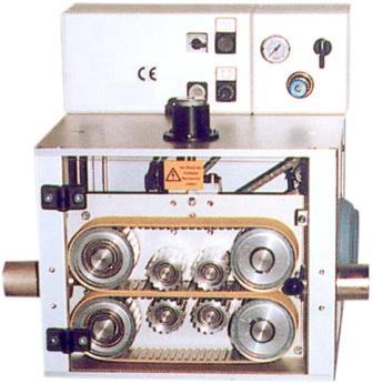 Der Materialvorschub erfolgt über zwei breite, beschichtete und verzahnte Bänder. Der Anpressdruck zur Materialförderung erfolgt pneumatisch oder durch Einstellung von Hand.