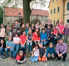 Unser Gebet, unsere zur Andacht geöffneten Kirchen sind ein Teil dieses Anliegens. Wer bereit ist, die Mahnwachen mit zu gestalten, teile dies dem Pfarramt bitte schon am Anfang des Jahres mit.