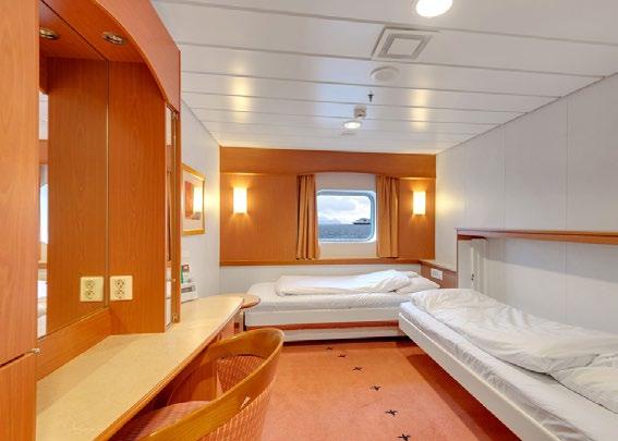 Innen bietet es komfortable und moderne Räumlichkeiten, die mit viel Holz und Stein aus Norwegen ausgestattet sind. Das Sonnendeck mit Jacuzzi ist auf Deck 9.