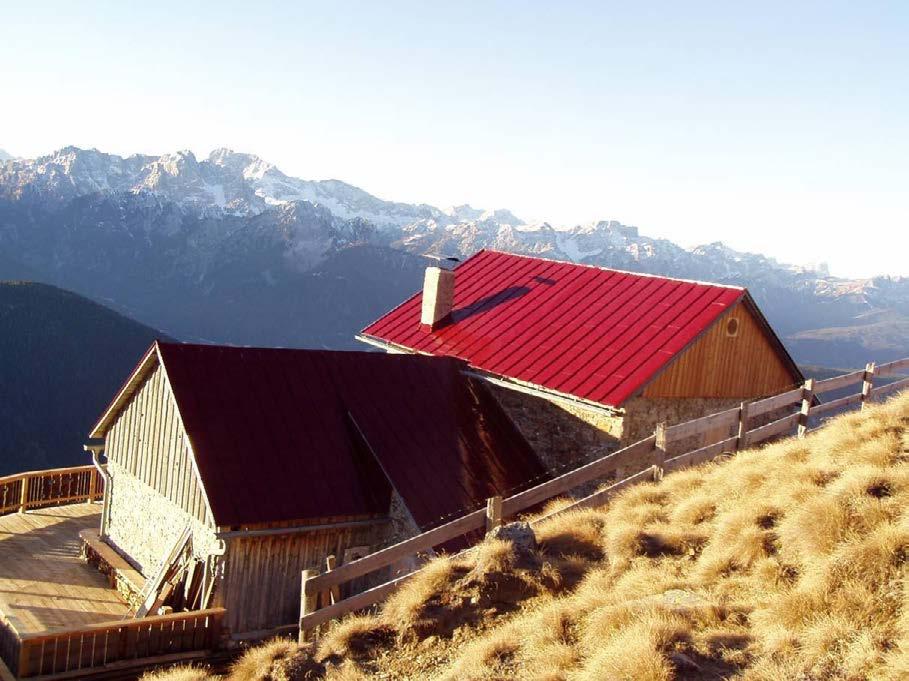 Bonnerhütte neue Schutzhütte am Fuße des Pfannhorns Am Fuße des Pfannhorns gelegen, mit wunderschöner Aussicht auf die Dolomiten ist die Bonnerhütte nun als neu renovierte Schutzhütte ein auf jeden