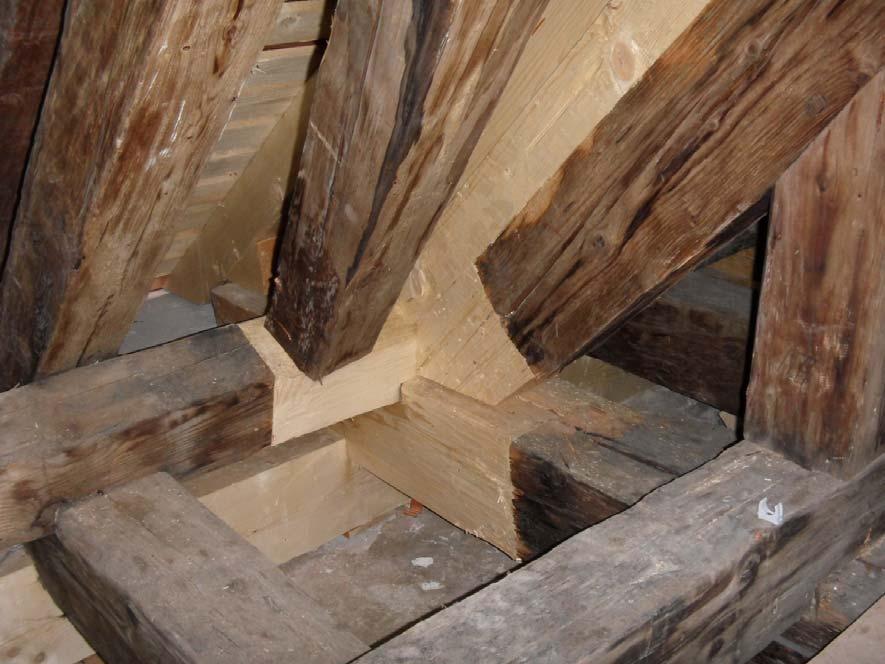 Abbildung 4: Sanierung eines Dachstuhls; die durch Braunfäule geschädigten Anteile wurden durch neues Holz ersetzt 2.3.
