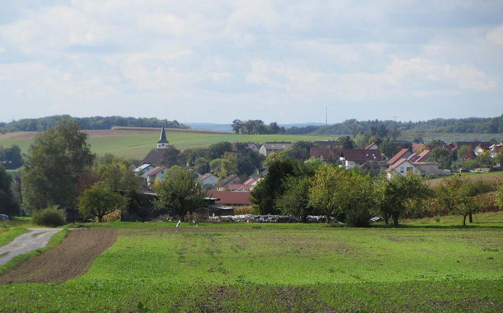 In gerader Linie liegt malerisch das Dörfchen Lampoldshausen.