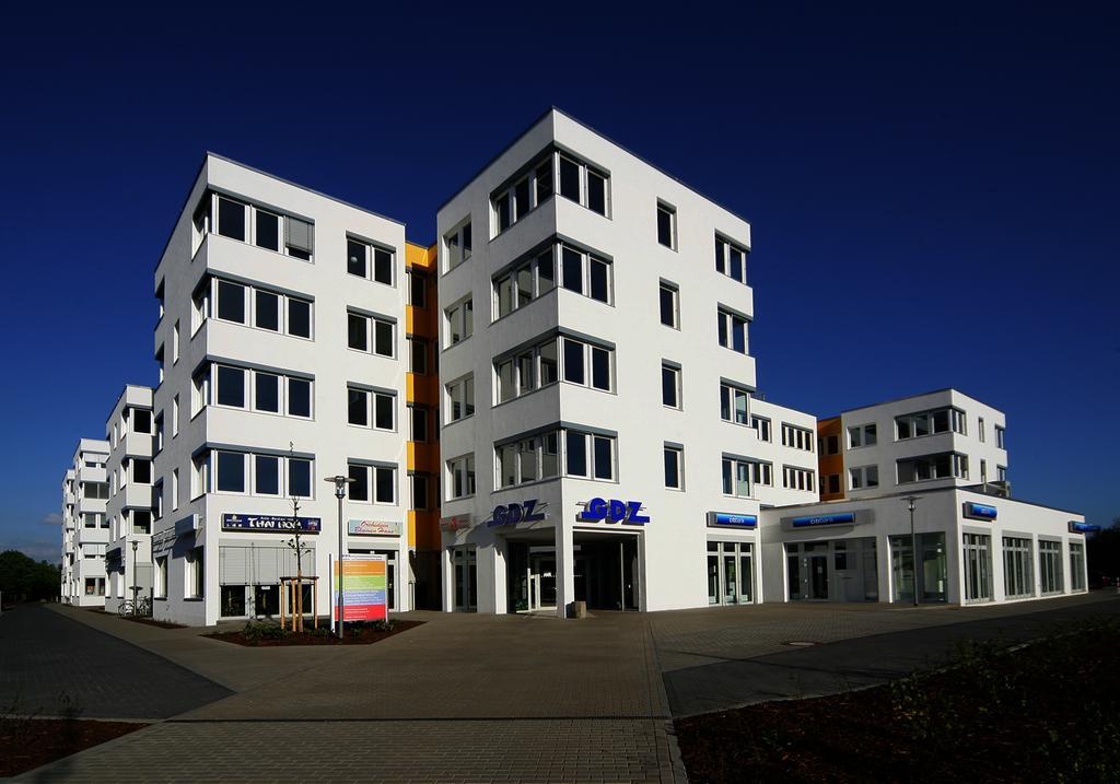 Einleitung Abbildung: Eingang Gesundheitszentrum Lütten Klein Die Tagesklinik für Psychiatrie und Psychotherapie in der Trelleborgerstraße verfügt über 6 Behandlungsplätze mit 2 Therapiegruppen und