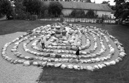 Weltrekordverdächtiges Projekt im Skulpturenpark Steinlabyrinth als religiöses Symbol Einweihung am 10. September Mysterium Religion im Unterschied zum Mysterium Kunst aufzeigen.