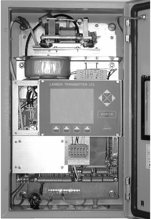 2 Systemkomponenten Prinzipieller Aufbau LT2-KV / LS2-KV Sonden-Anschluss-Kasten (SAK) Lambda Transmitter LT2-K im Wandaufbaugehäuse IP 65 mit integrierter Referenzluftpumpe (Option) 8 Messgas max.