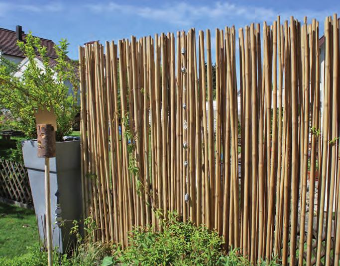 Basis für diese Elemente ist ein Block aus unbehandeltem, heimischem Lärchenholz mit entsprechenden Bohrungen. Er ist ca. 13 cm hoch und ca. 23 cm tief. Die unbehandelten Bambusstäbe sind ca.
