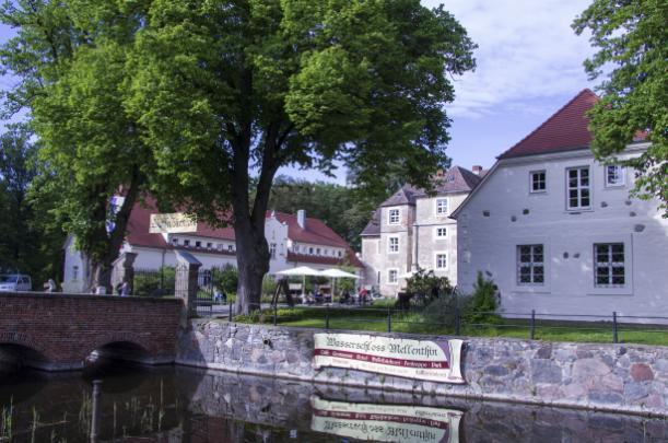 Knapp sieben Kilometer von Rankwitz mit seinen Fischerhäusern kommt man nach Mellenthin. Eine Brücke führt zum Wasserschloß Mellenthin.