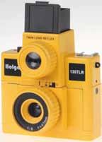 Diese lustige KB-Halbformatkamera mit zwei 29 mm- Fixfokus-Objektiven macht 72 Aufnahmen im Format 18x24 auf einen 36er Film.