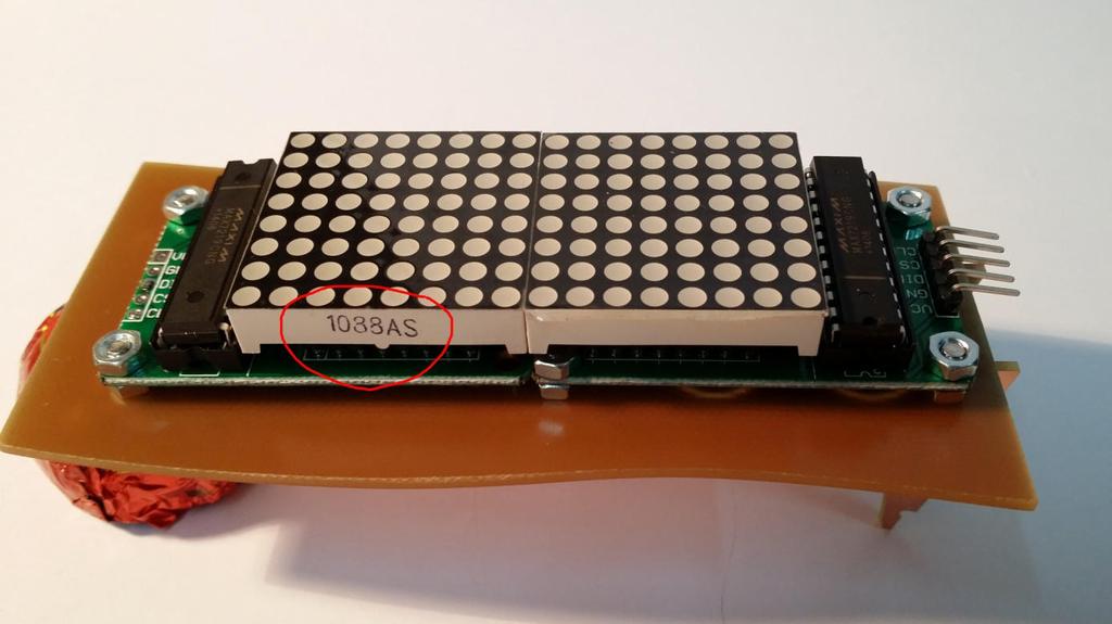 Dann die LED Matrix aufstecken und ausrichten, so daß die beiden Teile fluchten. Die evtl. vorhandene Schutzfolie auf den LED Modulen kann man vorher abziehen.