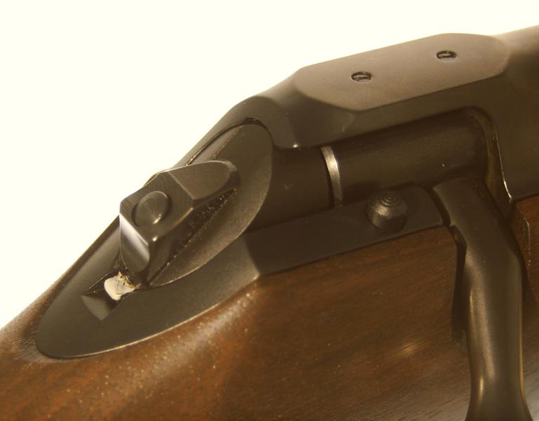 Der Sicherungsschieber (24) befindet sich auf dem Schlösschen 6.2 // Sichern Sicherungsknopf (22) drücken und Sicherungsschieber (24) nach hinten ziehen.