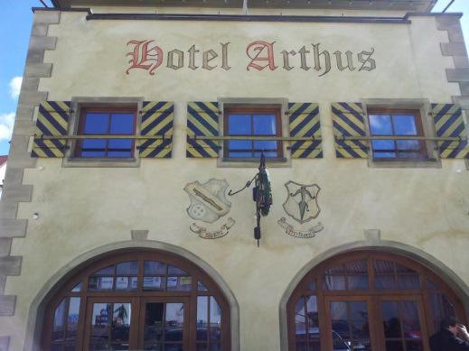 30 Uhr Weiterfahrt 17:30 Uhr Ankunft Hotel Arthus - Zimmerbezug 19:00 Uhr Beginn Rittermahl mit verschiedenen Programmpunkten Tankstopp Aral Bahnhofstrasse 30