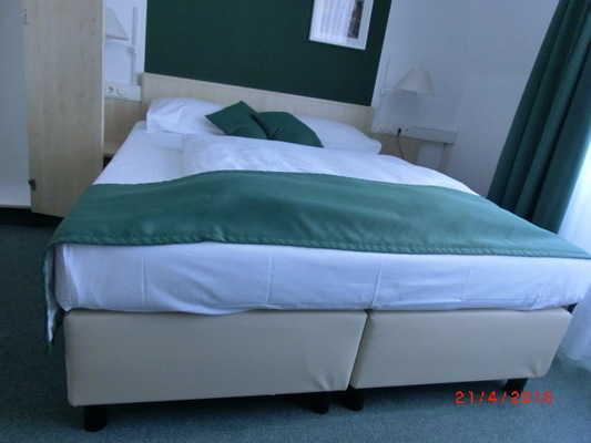 328 Bewegungsfläche rechts neben dem Bett Blick auf das Doppelbett Zimmertür Zugang zum Schlafraum über: