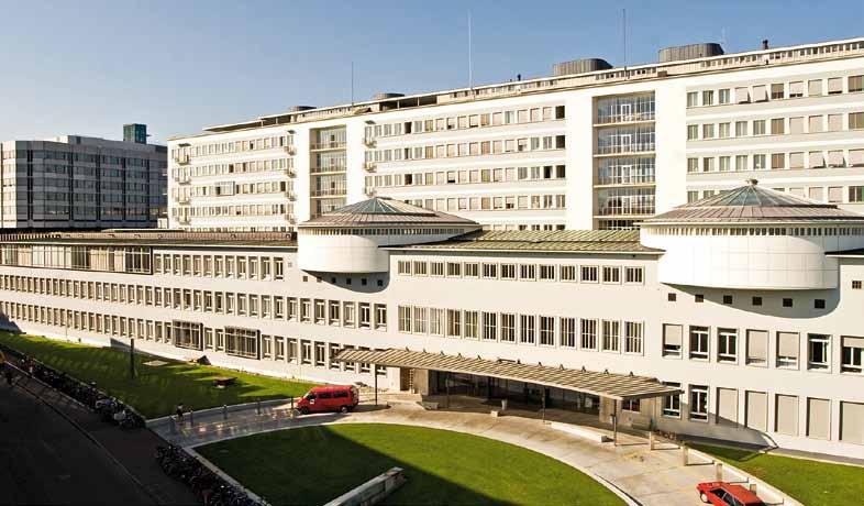 Blick auf das grossflächige Areal des Universitätsspitals Basel mit seinen gewachsenen Strukturen und Gebäudekomplexen.