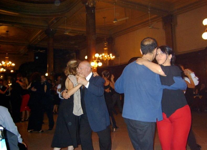 Freuen Sie sich aber auch auf den Abend, denn Sie werden Gast sein in der besten Tangoshow von Buenos Aires, im GALA- Tango.