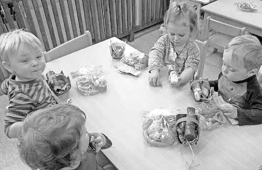 Burger Spreewald-Zeitung - 10 - Nr. 5/2015 Schulen und Kitas Wer sucht, der findet! Ostern bei den Kleinen Mäusen Ende März fand in der Kita Małe myški die alljährliche Ostereiersuche statt.