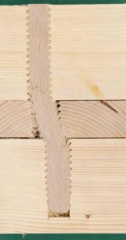 9 Biegeversuch zur Ermittlung des Verschiebungsmoduls Abb. 11 zeigt das Versagen der Holzdübel beim Erreichen der Höchstlast in einem Biegeversuch.