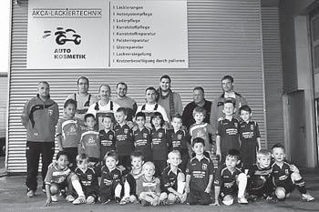 Fußballjugend Mini-Kicker besuchen Trikotsponsor Nicht nur das Oberliga-Team um Spielertrainer Lars Müller nimmt Sponsorentermine wahr.