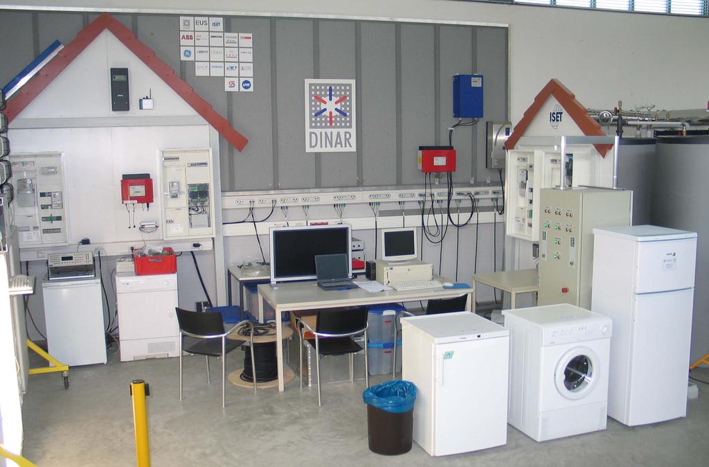 Einsatz der KWK-Anlagen auch unter Berücksichtigung des Wärmespeicherinhalts. Ein dauerhafter Testbetrieb dieses Aufbaus wurde im DeMoTec-Labor von Juli bis Oktober 2007 durchgeführt. Abb.