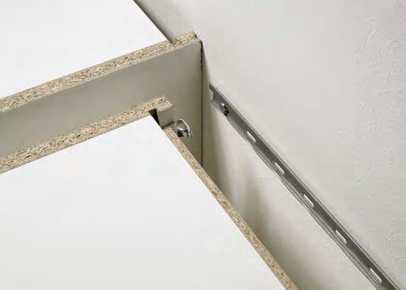 Durch die integrierte Höhenverstellung können die aufgehängten Schränke leicht ausgerichtet werden (4).