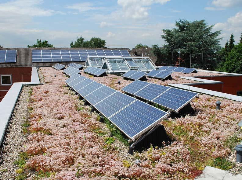 Dachbegrünung und Photovoltaik Dachbegrünung und Photovoltaikanlagen sind als Beitrag zur Klimaanpassung in Dortmund gewünscht Anlagen zur Photovoltaik auf Flachdächern oder Pultdächern bis 15 Grad
