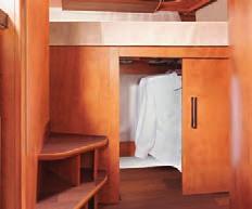 Umkleidezimmer separierbar zum Wohnraum + Deckenhoher Kleiderschrank +