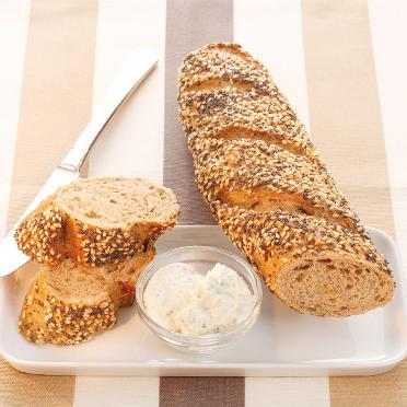 Körnerbaguette Mischgebäck, tiefgekühlt Artikelnr. 1031007 Gewicht pro Stück: 225 g 15 Nettofüllgewicht 3375 g Knuspriges Baguette aus einer speziellen Kornmischung, mit Mohn und Sesam bestreut.