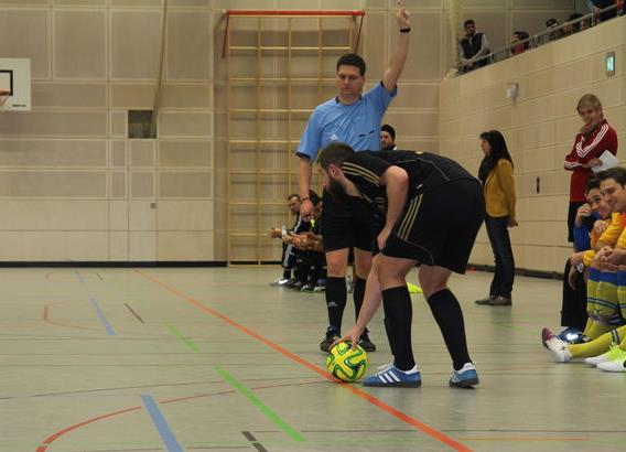 Futsal im Ausführung Der Ball muss außerhalb des Spielfelds ruhig am Boden liegen. Der Ball muss mit dem Fuß ins Spielfeld getreten werden.