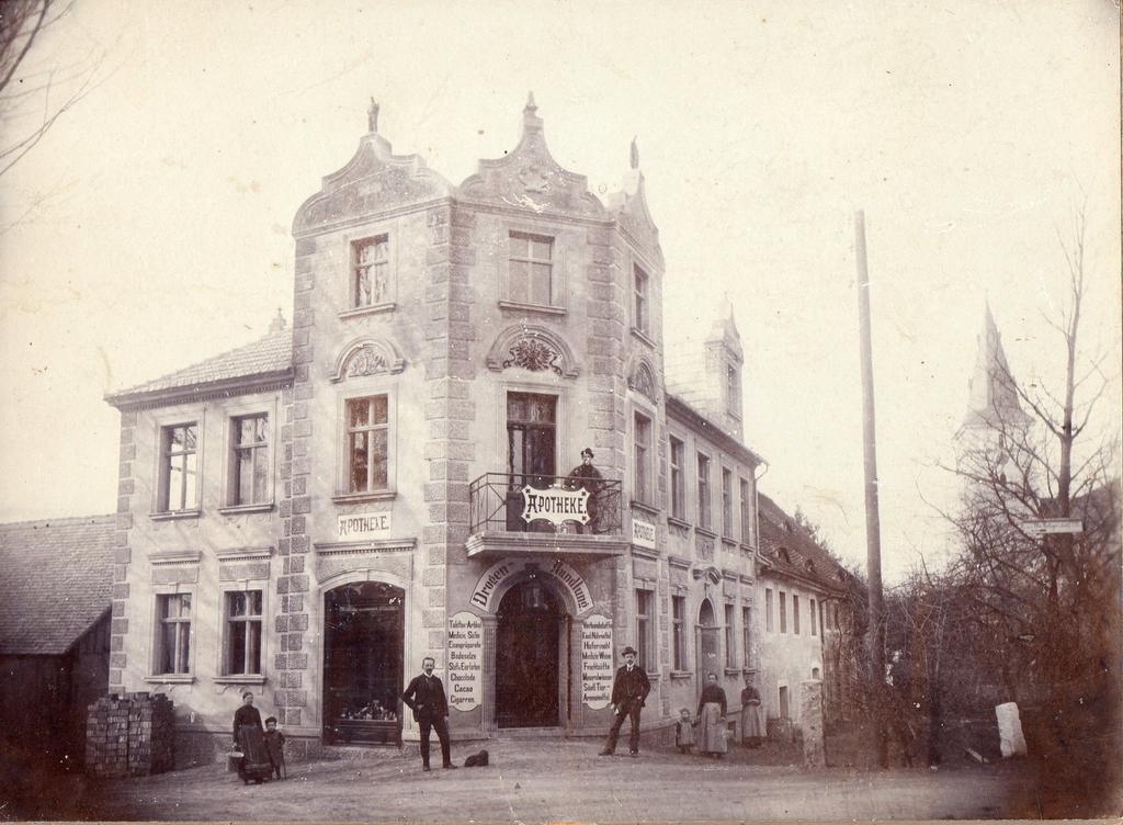 Nach Auflösung des Rittergutes kaufte 874 der Ururgroßvater des Gastwirtes den Gebäudekomplex, riß das am Ostgiebel angebaute Brauhaus ab und baute das Brennereigebäude mit Brennerei zum Wohnhaus um.