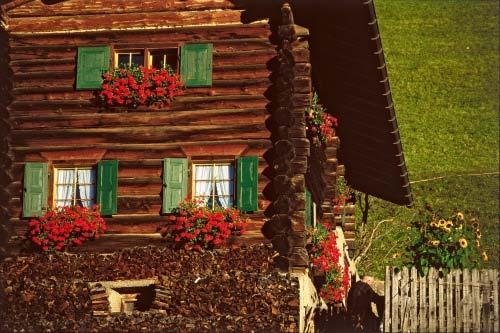 Die Dorfstraße lädt zum Bummeln und Verweilen ein. Hier geben sich alte Holzhäuser mit den eleganten Hotels und Läden ein Stelldichein. 4. Tag, Zermatt Italien.