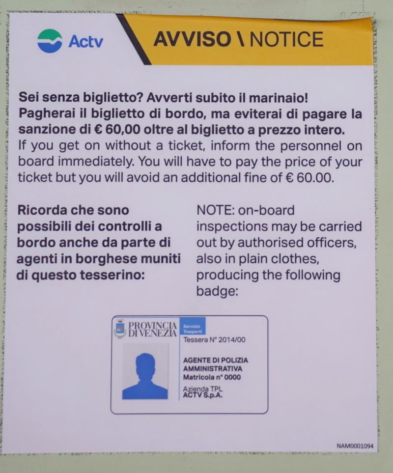 Die (seltene) Ticket Kontrollen In allen Transportmittel des öffentlichen Nahverkehrs in Venedig (Betreiber Gesellschaft: ACTV) hängen diese Warntafeln.