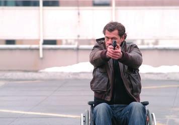 Wallner, gespielt von Sven Martinek, ist seit einem Dienstunfall an den Rollstuhl gefesselt, lässt sich davon jedoch nicht abhalten, direkt an den Tatorten mit zu ermitteln.