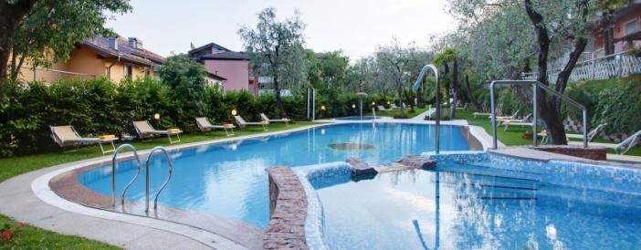 Stock Indoor-Pool mit Whirlpool, Outdoor-Pool Großer mediterraner Garten mit