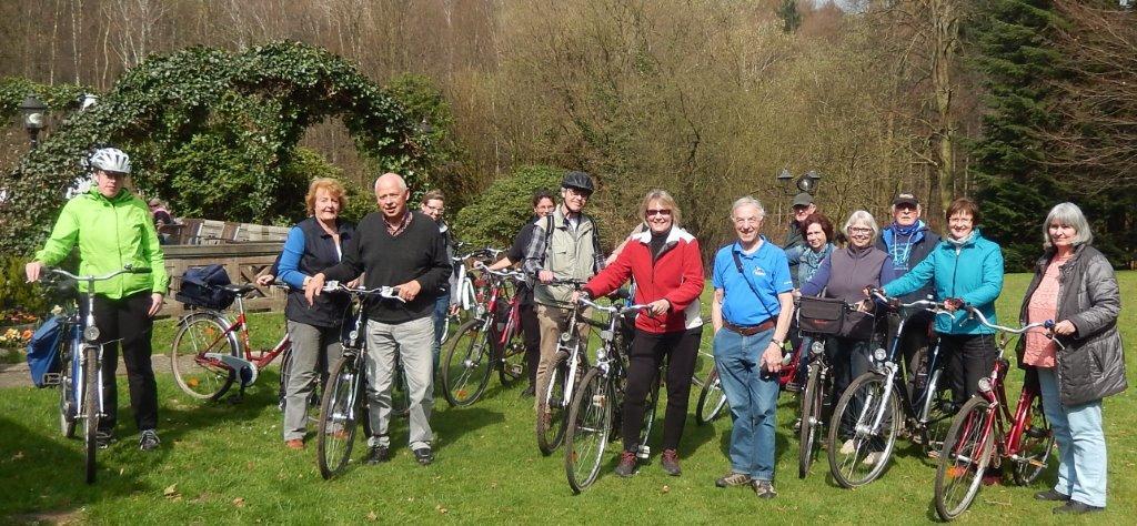 Eine Fahrradtour zum Sachsenwald am 10. April 2016 (Text: Werner Jansen) Bei schönem Wetter trafen sich 16 Teilnehmer am Haus der Wilden Weiden für eine Fahrradtour vom Höltigbaum zum Sachsenwald. Ca.